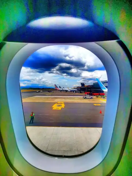 从飞机玄窗眺望圣何赛国际机场候机楼.