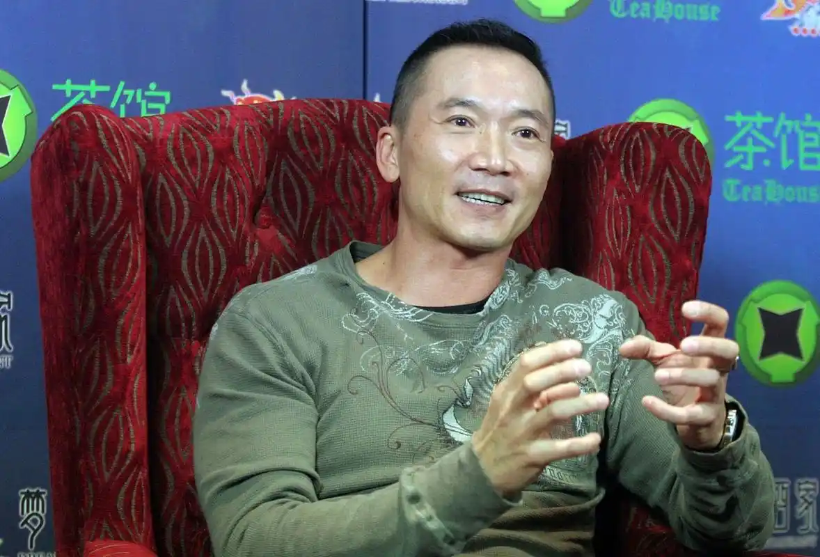 一次,主持人问邹兆龙:《黑客帝国》的分红你现在还在收吗?