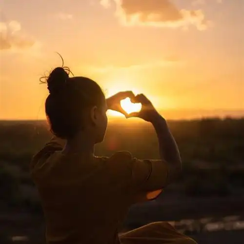 最好看的爱心头像来了温馨的心形手势图片