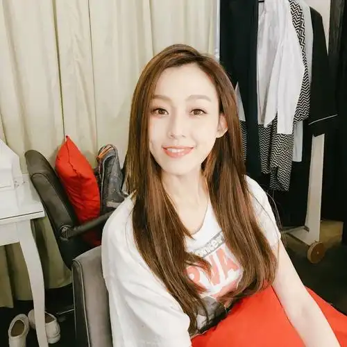 范玮琪晒出长发美照 似已走出脱发烦恼