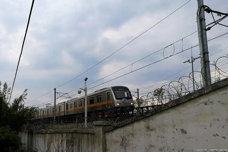 成都地铁2号线列车驶向地下隧道.