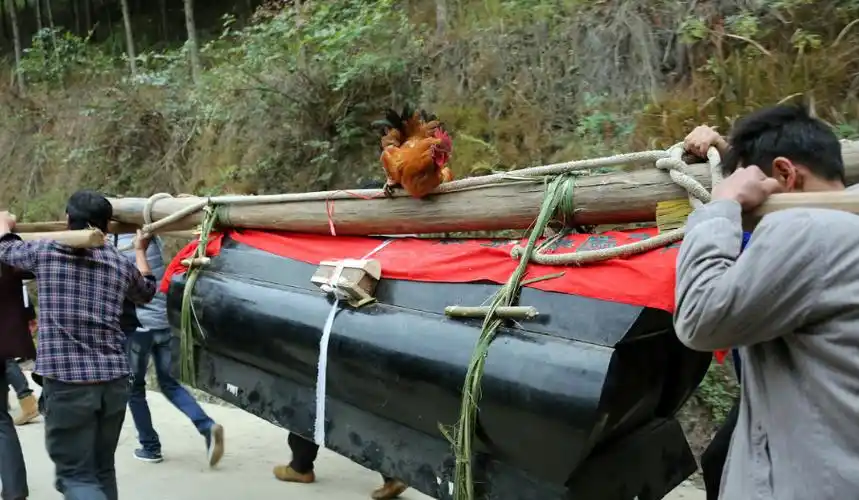 在农村,老人常说"抬棺莫叫重,叫重越是重"啥意思?有道理吗?_棺材