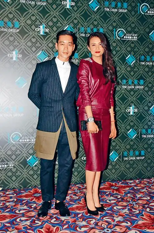 黄伊汶与陈国坤恩爱出席春茗.