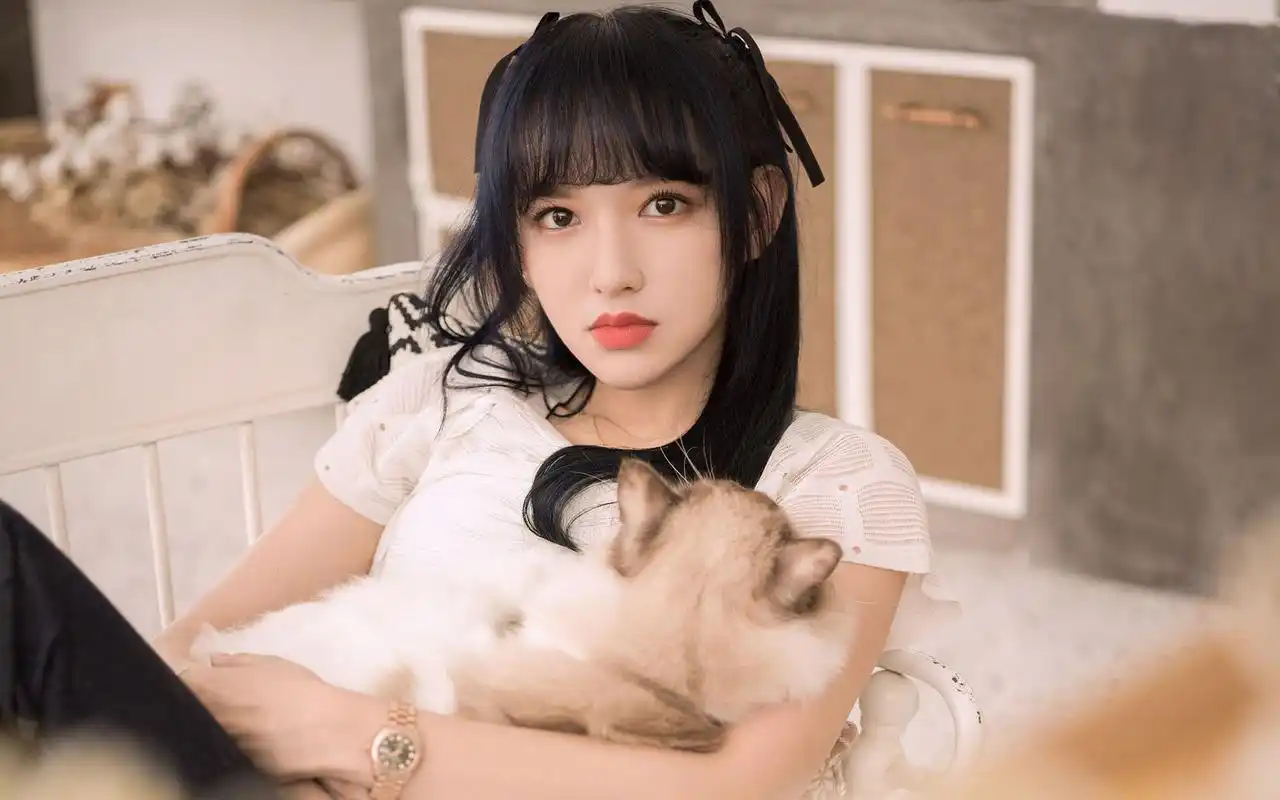 程潇慵懒甜美高清桌面壁纸