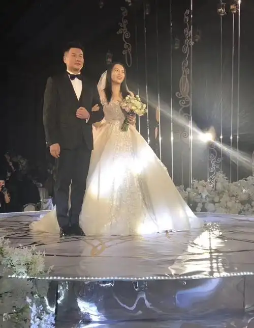 41岁李金羽沈阳大婚!妻子不是殷桃是普通人 抱1岁半儿子金豆亮相