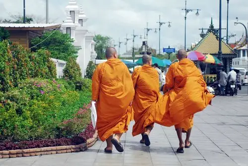 河东岸,是泰国的地标,来曼谷必去的地方,门票500b/人(含玉佛寺,大皇宫