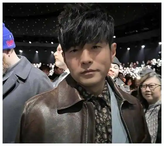 45岁周杰伦对比42岁林俊杰,骨相老去和皮相老去的差距一目了然_形象