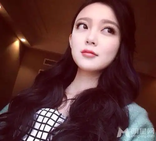 大陆新生代选秀女歌手汪小敏2011年获得《花儿朵朵》的冠军后备受关注