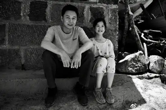 刘奕君分享在剧拍的照片致敬黄文秀