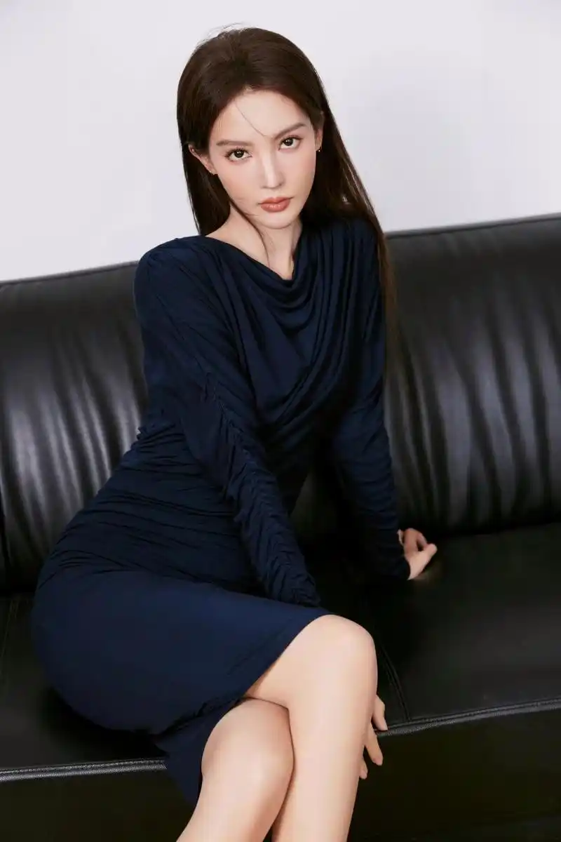 不得不说,金晨这套黑裙搭配细高跟的打扮太适合她了!