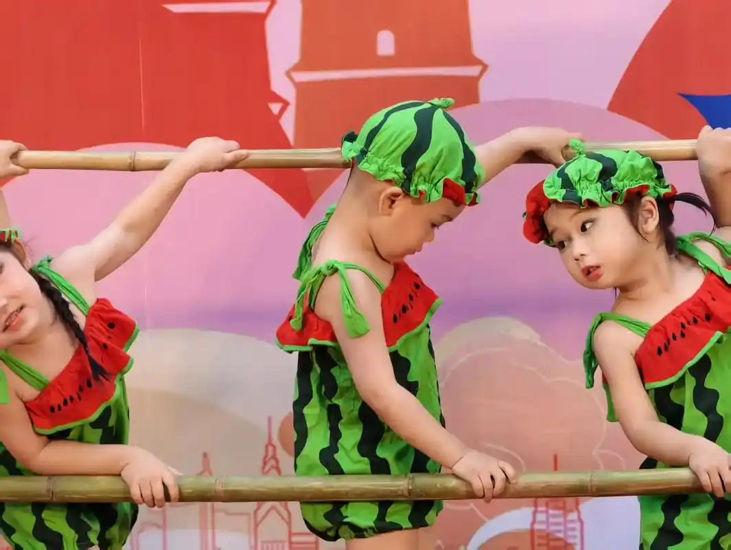 第一次六一儿童节在幼儿园里表演节目,从头到尾还没怯场,宝贝真