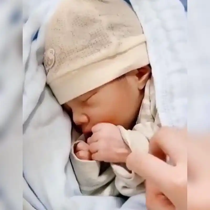 刚出生19个小时的宝宝,没想到却因一个动作获高赞