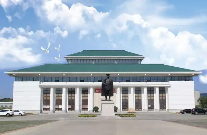 一尊全铜打造的张学良将军塑像伫立于纪念馆正前方,少帅身着威严的