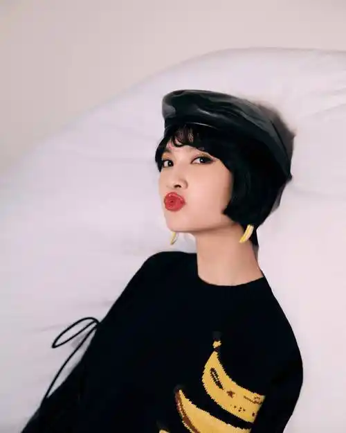 杨丞琳戴贝雷帽穿搭酷飒 对镜头嘟嘴比心甜度满分_影视资讯网明星报道