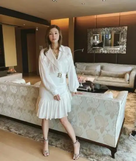 李嘉欣晒庆生照,她依偎在许晋亨怀中喜笑颜开,二人爱巢极其奢华_生日