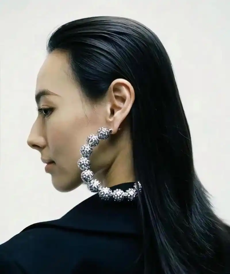 梁洛施面相是富贵之相,身材气质服饰都大气漂亮!