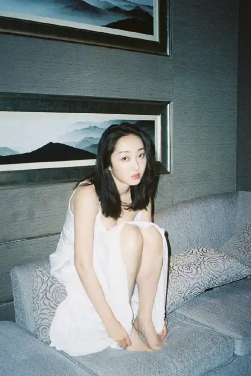 蒋梦婕胶片随拍##蒋梦婕芭蕾风镂空吊带