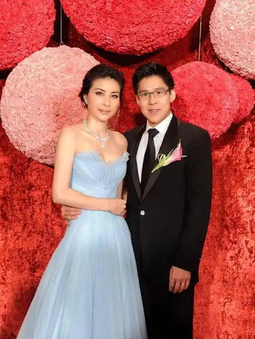 郭晶晶带去的"嫁妆",开启新篇章_霍启刚_霍震霆_婚礼