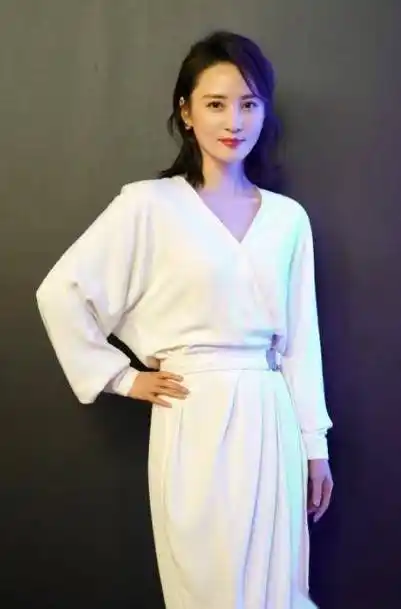 蒋勤勤穿衣太惊艳?44岁穿衣风格,迷倒众人!_个性_衣服_身材