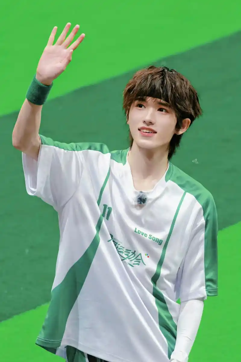 宋亚轩获tf家族夏日运动会"最佳笑容奖",这怎么不算是实至名归呢,看着