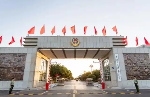 中国人民警察大学,简称警大,位于河北省廊坊市,前身是中国人民武警