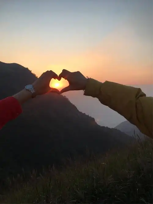 小情侣们好生浪漫,完全没有爬山的疲惫,摆着各种pose,年轻就是资本