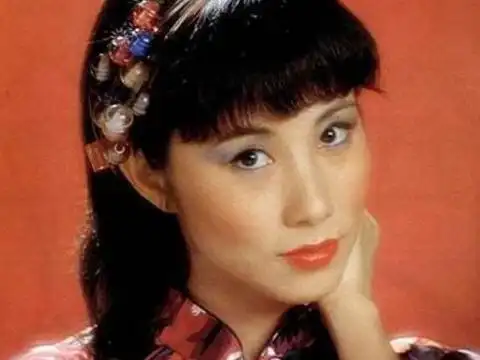 73岁汪明荃太敢穿!印花长裙配"芭比粉"口红,姿态妖娆老来俏