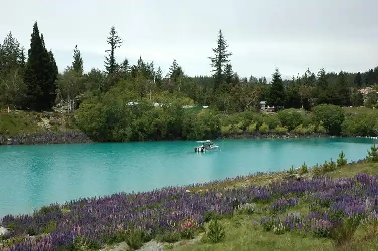 湖面蓝绿梦幻,仿佛坠入凡间的精灵