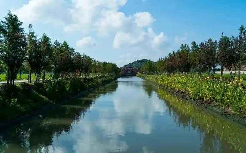 河岸绿植茵茵  精心打理的河道  是一条条流动着的亮丽风景线  今天