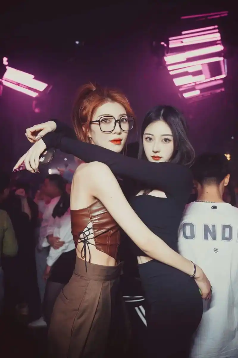 太阳落山是蹦迪的信号#蹦迪 #分享照片 #上头姐妹 #辣妹  - 抖音