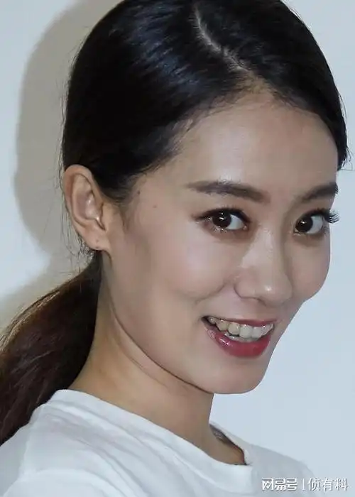 张小斐成名前后写真对比,原生态的美和精修的靓,你喜欢哪一个?