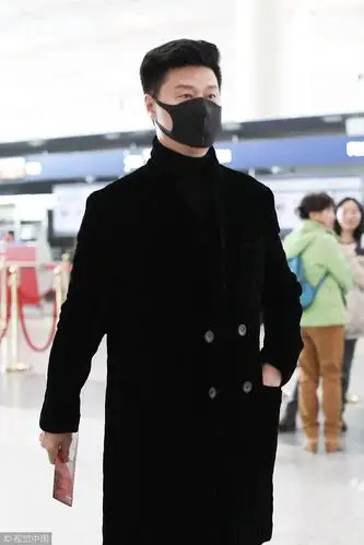 1/ 12 搜狐娱乐讯(视觉中国/图文) 2月17日,北京,范冰冰爸爸范涛现身