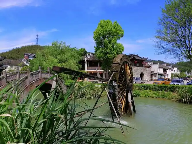 临安河桥古镇,是一个风景秀丽的镇子,听名字就晓得有河有桥景色迷人.