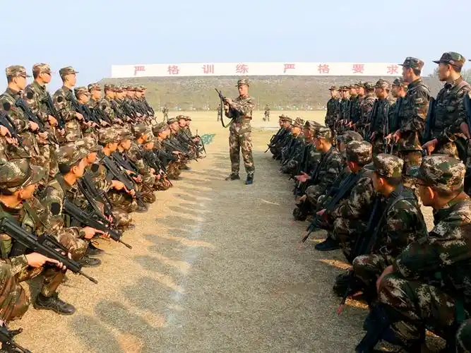 高清直击武警新兵首次实弹射击