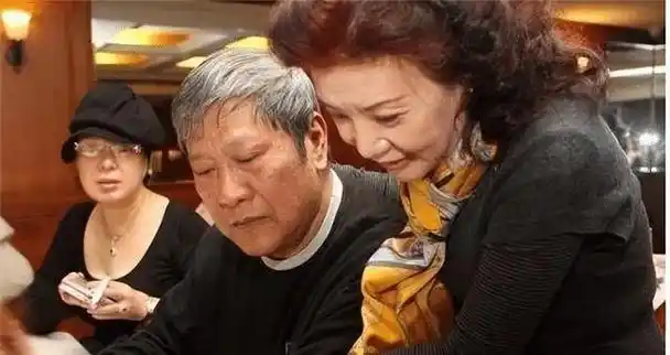 可怜的万沙浪就这样被送到姐姐家,一个月后再遭嫌弃被送至哥哥家,最后