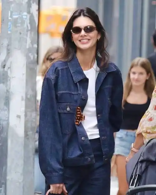 kendall jenner纽约街拍最近都是开开心心的欧美明星街拍超话