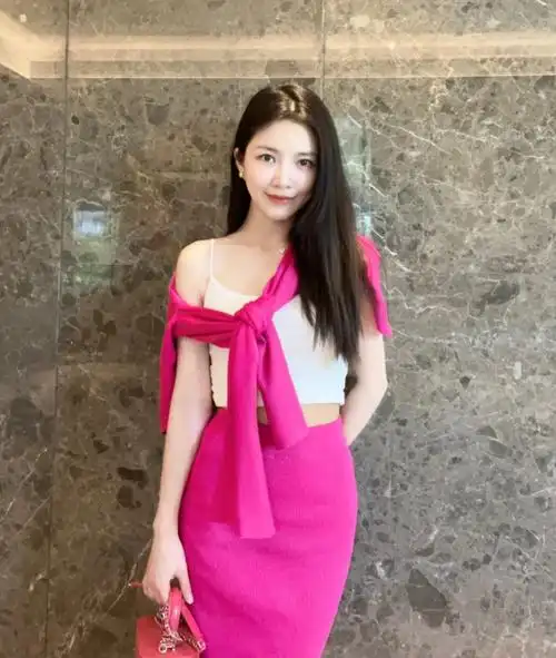 王灿个人资料(杜淳老婆王灿晒一家三口合照,女儿陪爸爸工作,老公lv