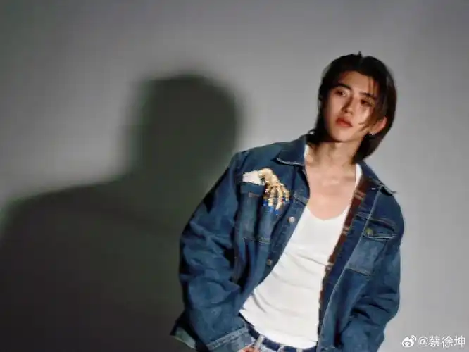 蔡徐坤长发#@蔡徐坤一如既往的能驾驭每个造型长发的恣意自由77