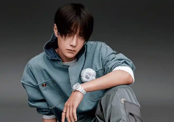 不得不说,王一博的短发造型着实是太诱人了,额前的碎发润色,惺忪又