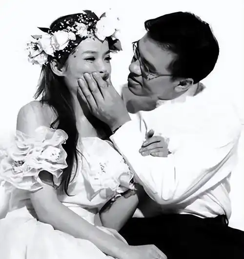 央视主持朱迅:嫁大8岁王志伺候瘫痪公公,如今49岁被丈夫宠成宝