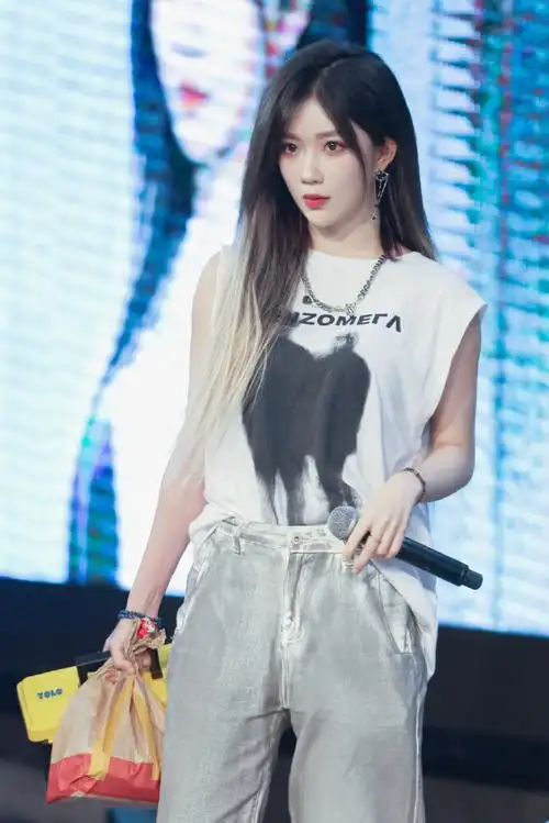 郑丹妮夏日mv镜头好酷#郑丹妮的身材也太辣了,在mv里的镜头也非晨酷