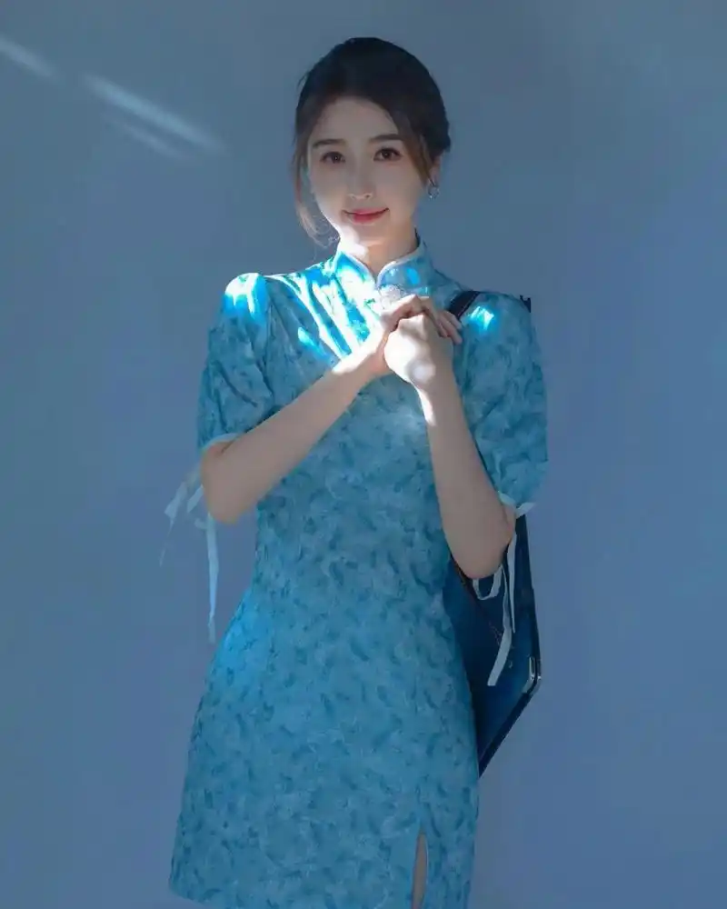 虞书欣# 一袭蓝色碎花旗袍,肤白貌美的容颜,窈窕曼妙的身材,清纯堂览