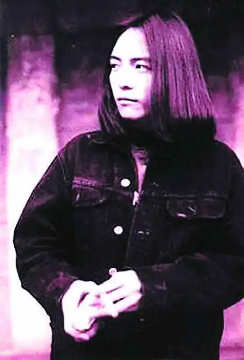 许巍人民大会堂"夏日漫步"现场感受惬意(图)