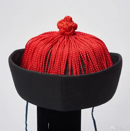 清代红绒结顶常服冠