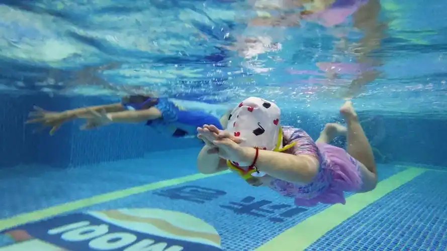 婴幼儿游泳有几个阶段?每个阶段有什么意义,内容全面太值得学习