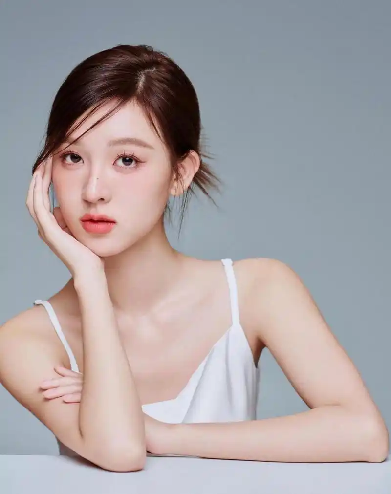 标准的鹅蛋脸美女,清透妆容下颜值好高