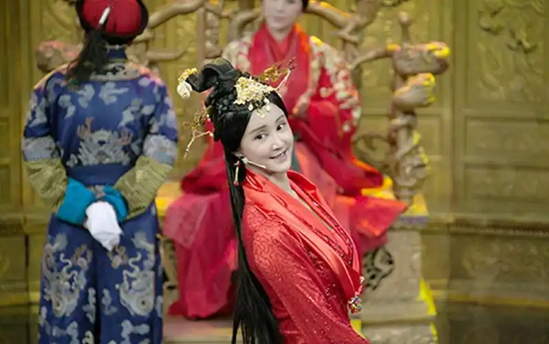 张歆艺变身古装公主与宋小宝争宠《王牌对王牌》