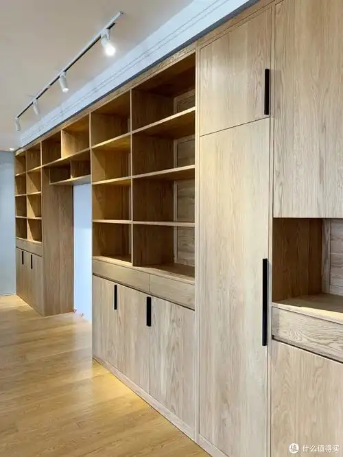 书柜与储物柜结合整墙设计安装现场中间留空很容易被认为电视位,其实