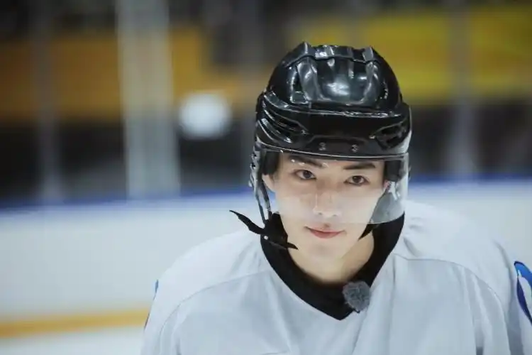 肖战打冰球时的你也是如此的可爱