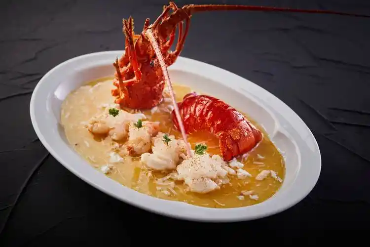 盐毛豆脱骨鹅掌:精选广东潮汕优质鹅掌,用秘制底料先卤后焗,毛豆煮熟